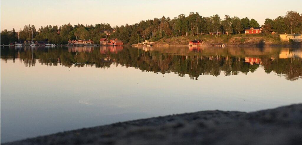 Houses on the shore (Mariel Wuolio) cropped